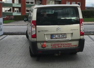 Lær at parkere ved køreskolen